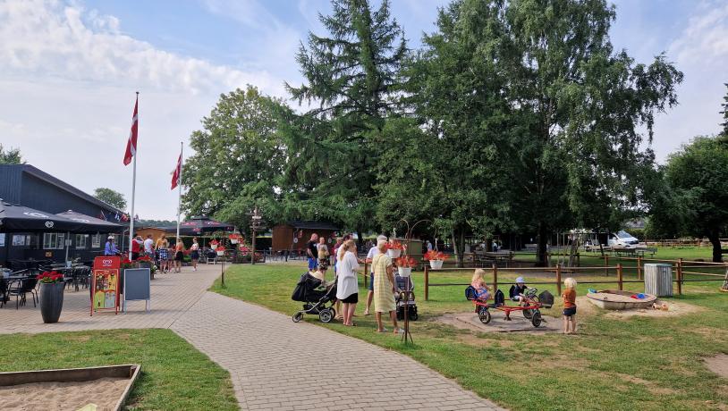 Verdenskortet, Kiosk og legeplads